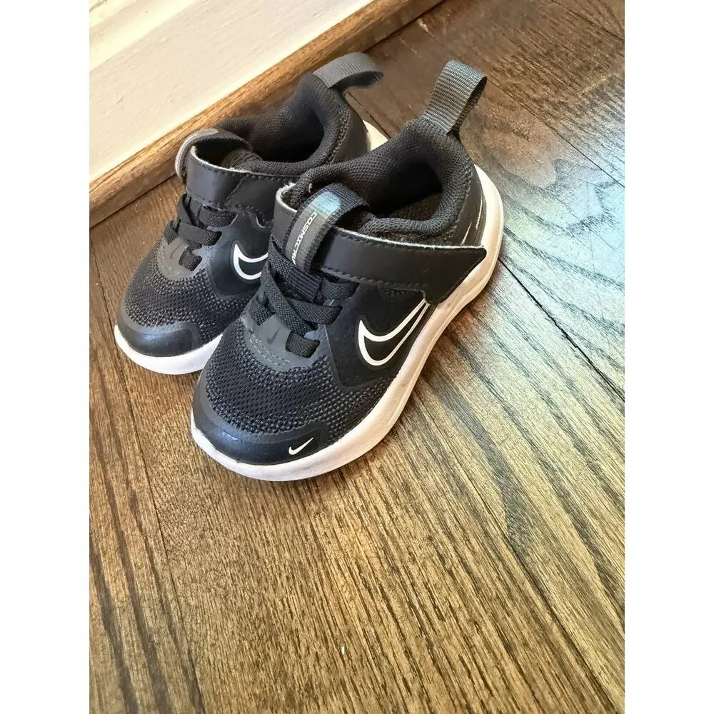 Nike Cosmic Runner Little Kids Sneaker Black Sz 5c